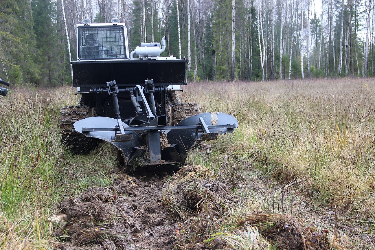 В Ярославской области при помощи новой спецтехники проводятся работы по подготовке почв под искусственное лесовосстановление - фото 1