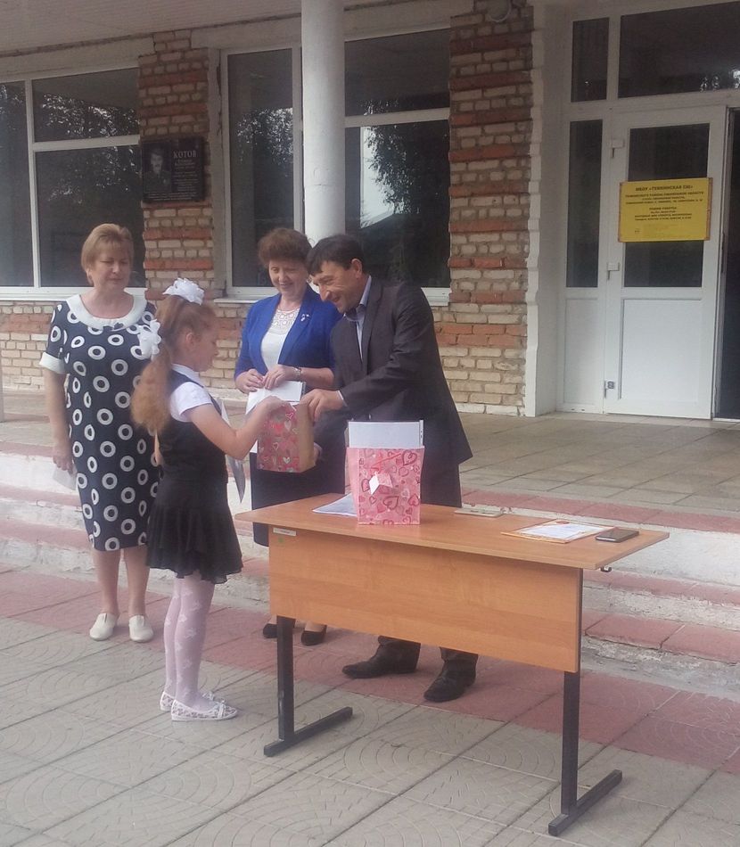 Новый учебный год в школе Смоленской области начался с вручения грамот - фото 1