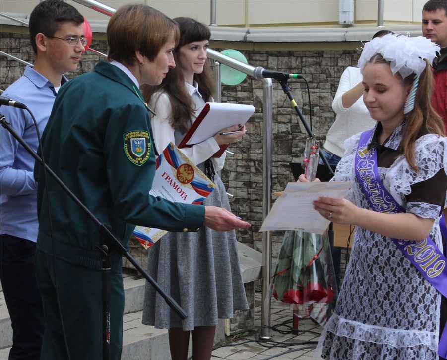 На празднике последнего звонка белгородским выпускникам вручены грамоты за лучшие рисунки - фото 1