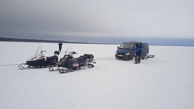Спасти, пока не тронулся лёд: сотрудники «Онежского Поморья» вытянули с реки автомобиль вместе с пассажирами - фото 2
