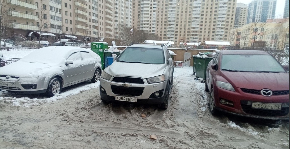 Неправильная парковка во дворах остается главной причиной нарушения графика вывоза ТКО - фото 2