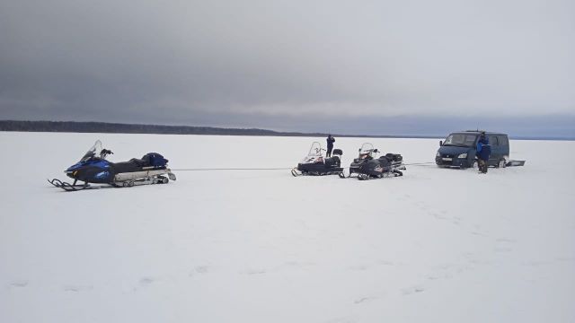 Спасти, пока не тронулся лёд: сотрудники «Онежского Поморья» вытянули с реки автомобиль вместе с пассажирами - фото 3