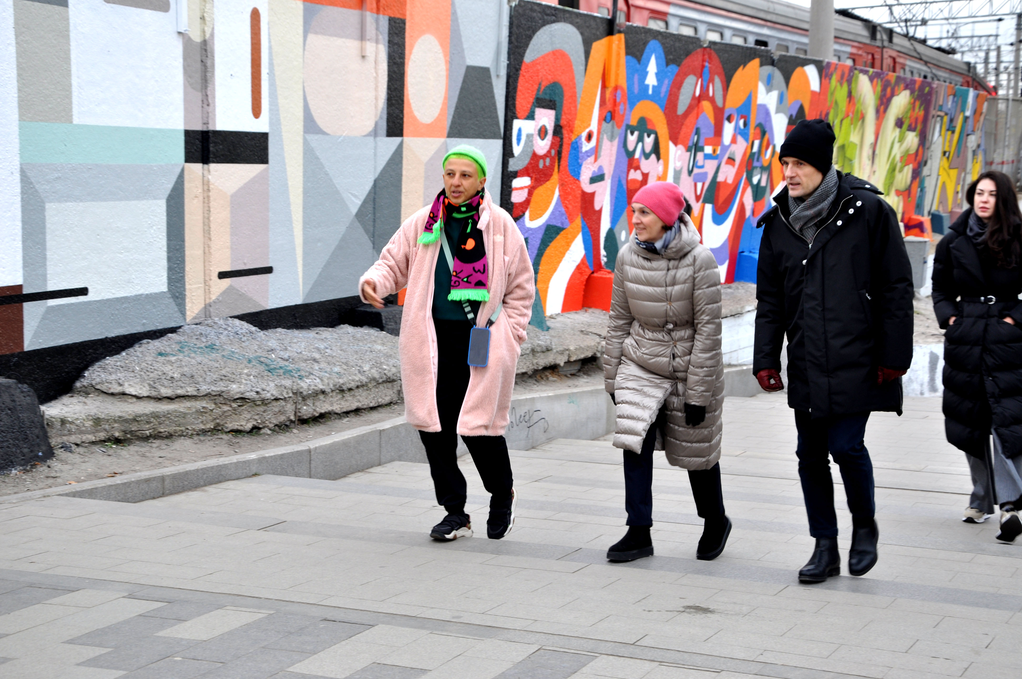 В Москве открылась очередная выставка заборной живописи - фото 3