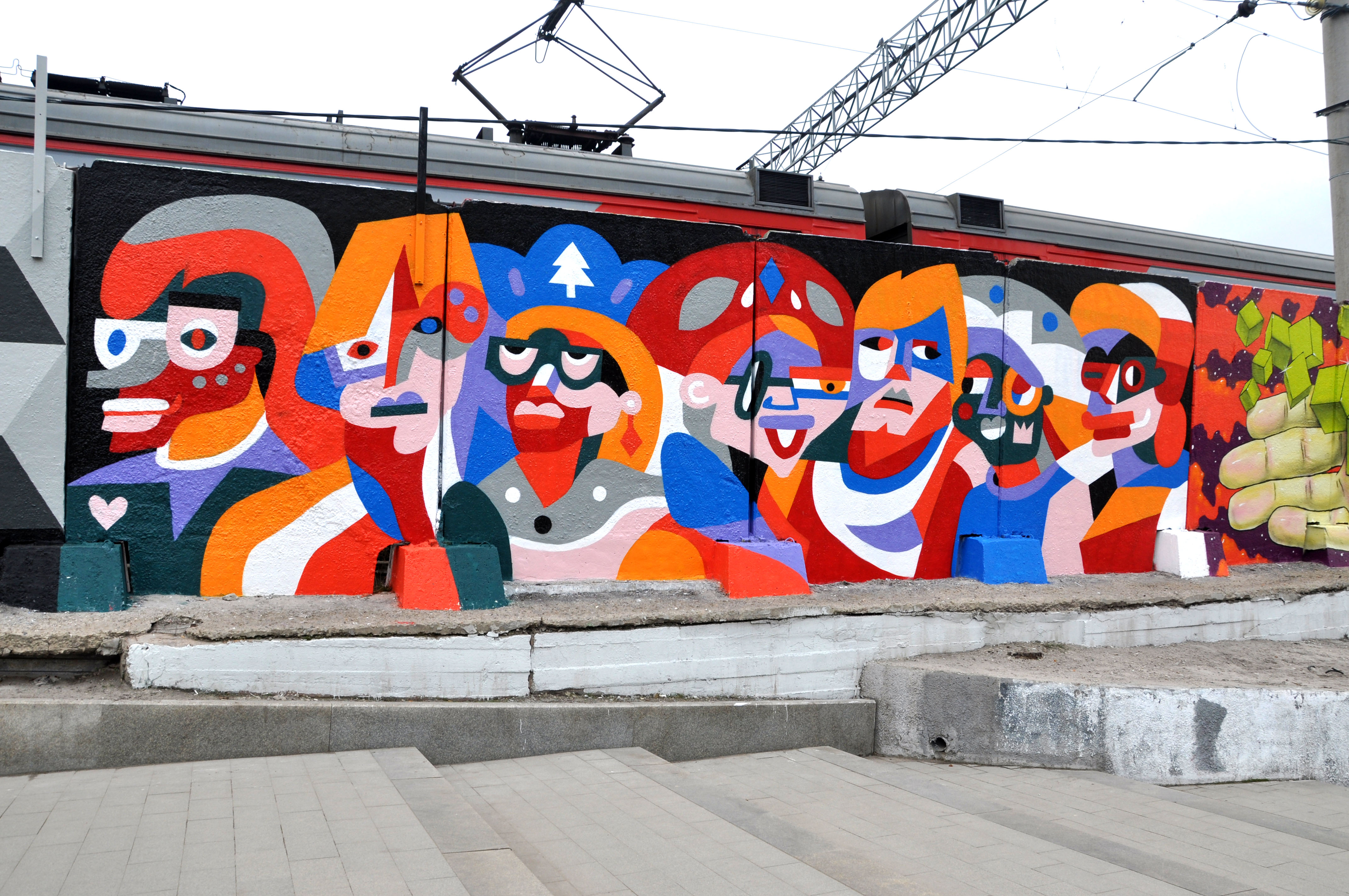 В Москве открылась очередная выставка заборной живописи - фото 6