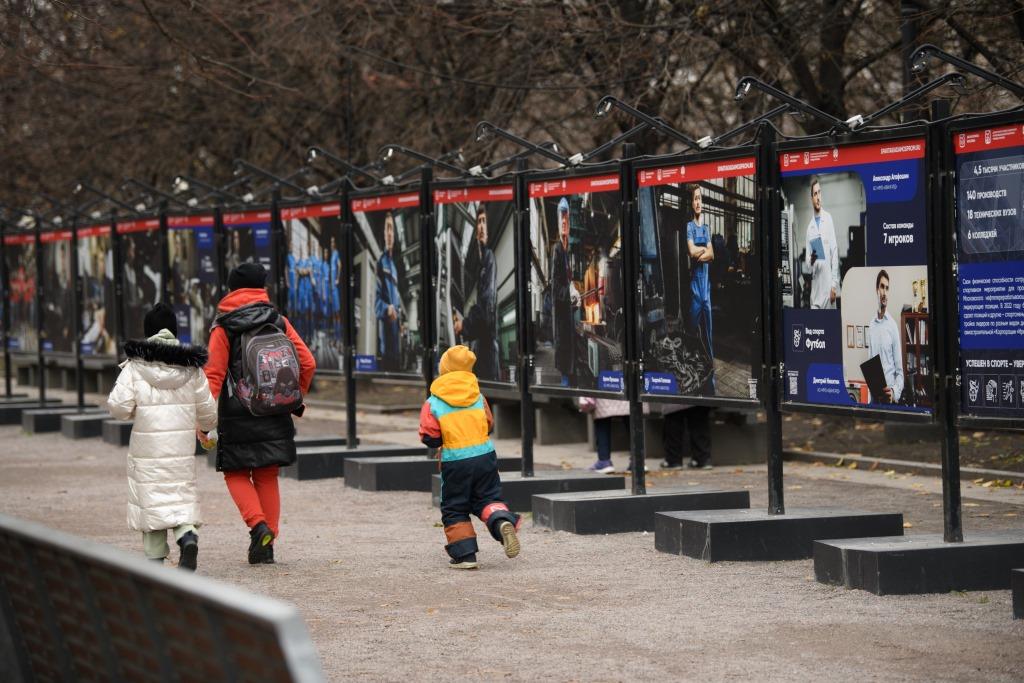 На Цветном бульваре открылась фотовыставка об участниках спартакиады «Моспром-2022» - фото 3