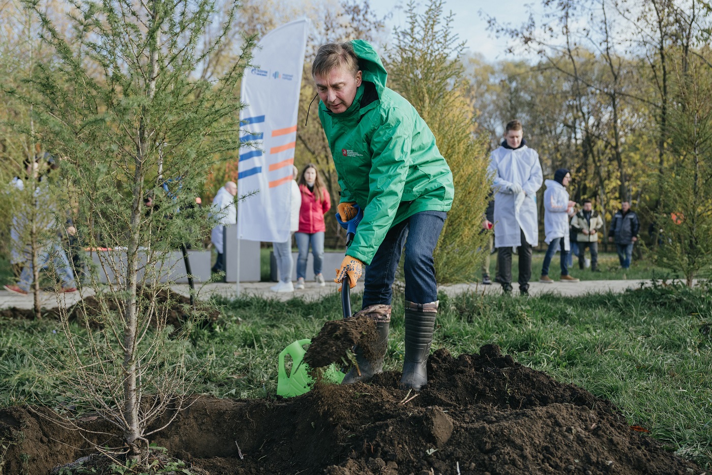 В парке Капотни высадили деревья   - фото 2