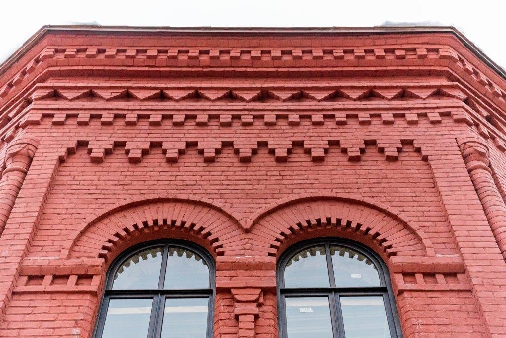 Завершена реставрация кирпичных фасадов, белокаменного цоколя и парадного крыльца усадьбы «Покровское-Стрешнево» - фото 4