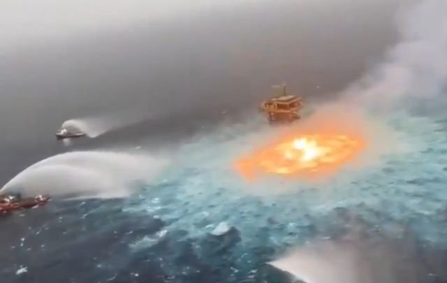 Подводный пожар в Мексиканском заливе. Смешнее всего выглядят корабли с фонтанами воды, которые тушат водой горящую воду - фото 1