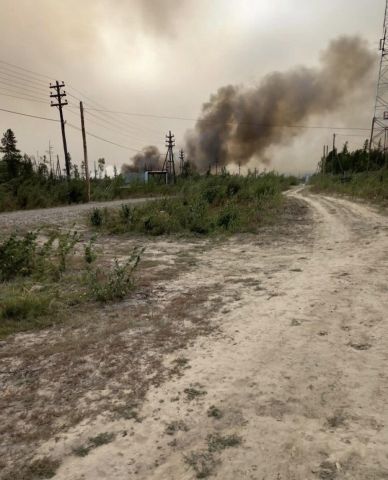 Лесной пожар перекинулся на якутскую деревню Бясь-Кюель - фото 2