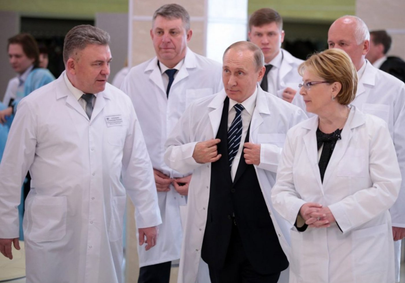 Провести вакцинацию населения от коронавируса и гриппа этой осенью и зимой распорядился Владимир Путин - фото 1