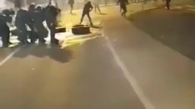 В столице Черногории Подгорице произошли стычки между полицией и участниками мирной демонстрации протеста - фото 1