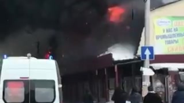 В результате пожара от лампочки в ТК «Центральный» в городе Искитиме в Новосибирской области пострадали семь человек - фото 1