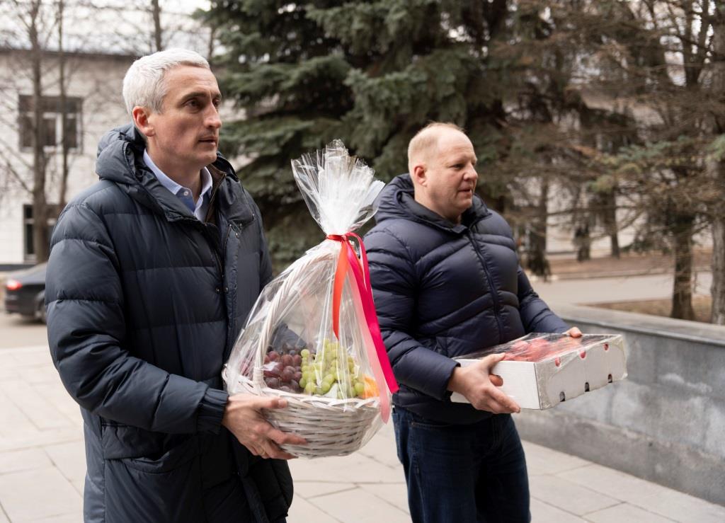 В преддверии 23 Февраля московские единороссы навестили участников СВО в военном госпитале - фото 3