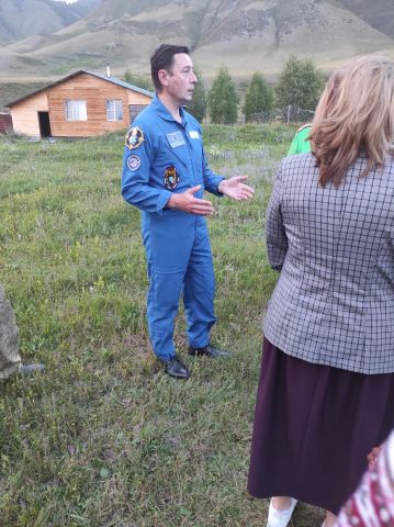 Жители Нижнего Уймона повстречались с «Зеленым» космонавтом - фото 4