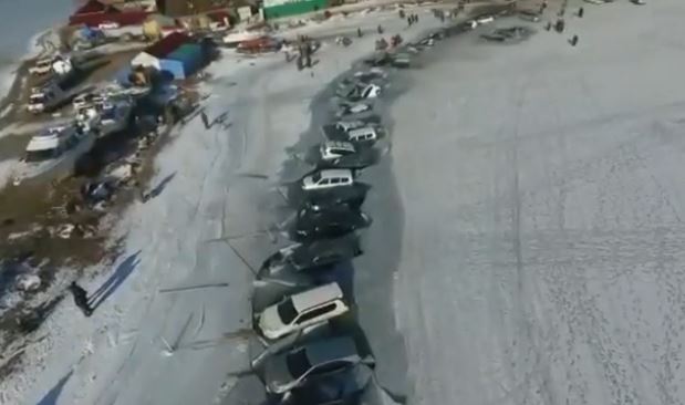 Во Владивостоке под лед провалились 30 автомобилей рыбаков - фото 1
