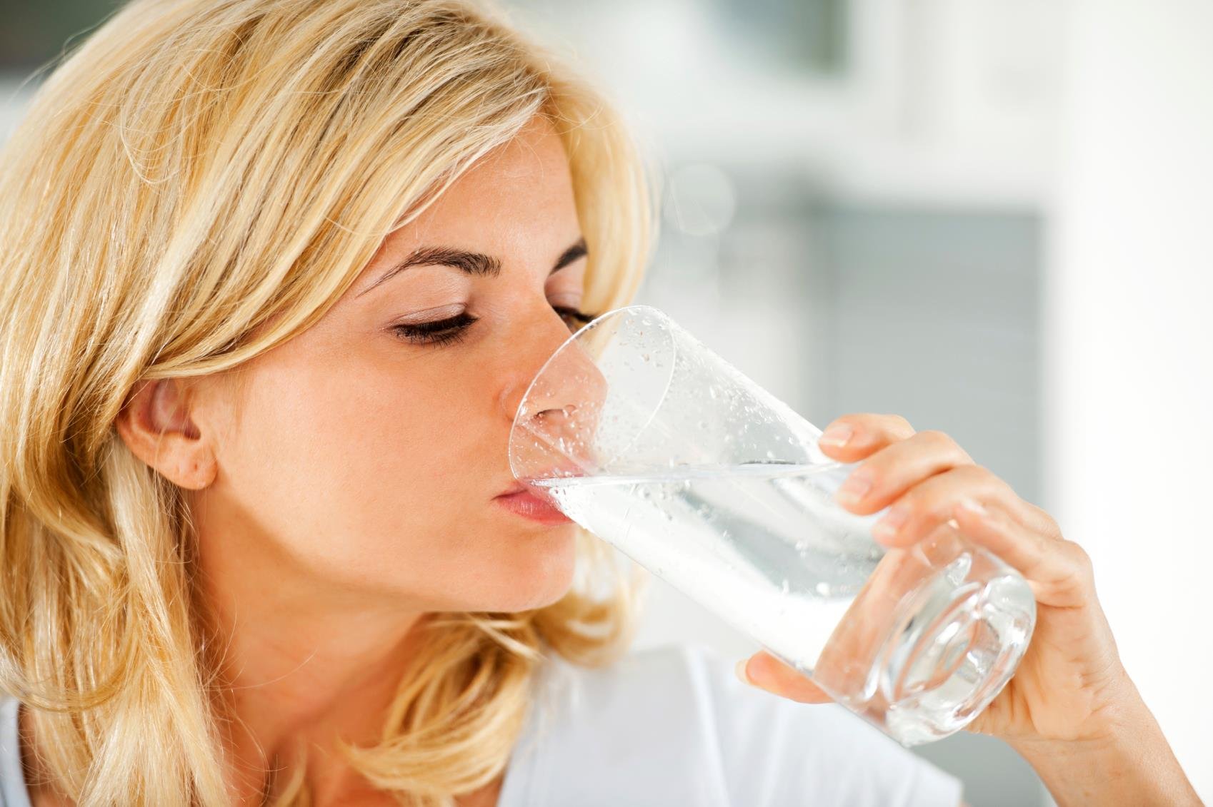 Что делает питьё воды натощак с нашим организмом? - фото 1
