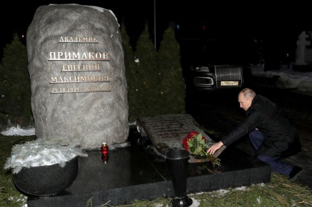 Владимир Путин у могилы Евгения Примакова, Новодевичье кладбище, сегодня - фото 1
