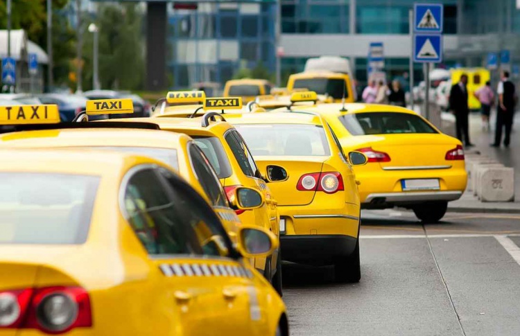Подсчитан средний заработок таксистов в Москве - фото 1