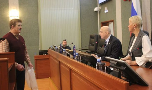 Пенсионер в Карелии передал депутатам "подарки" за прибавку в 21 рубль к ветеранским выплатам по индексации - фото 1