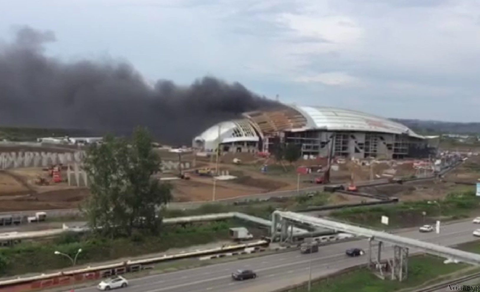 Пожар на стройплощадке «Кузбасс-Арена» в Кемерове потушен, но люди вспомнили «Зимнюю вишню» - фото 1