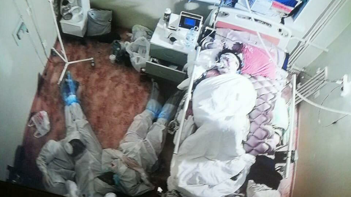Фото года: В Сети появилось фото спящих на полу возле пациента с COVID-19 врачей - фото 1