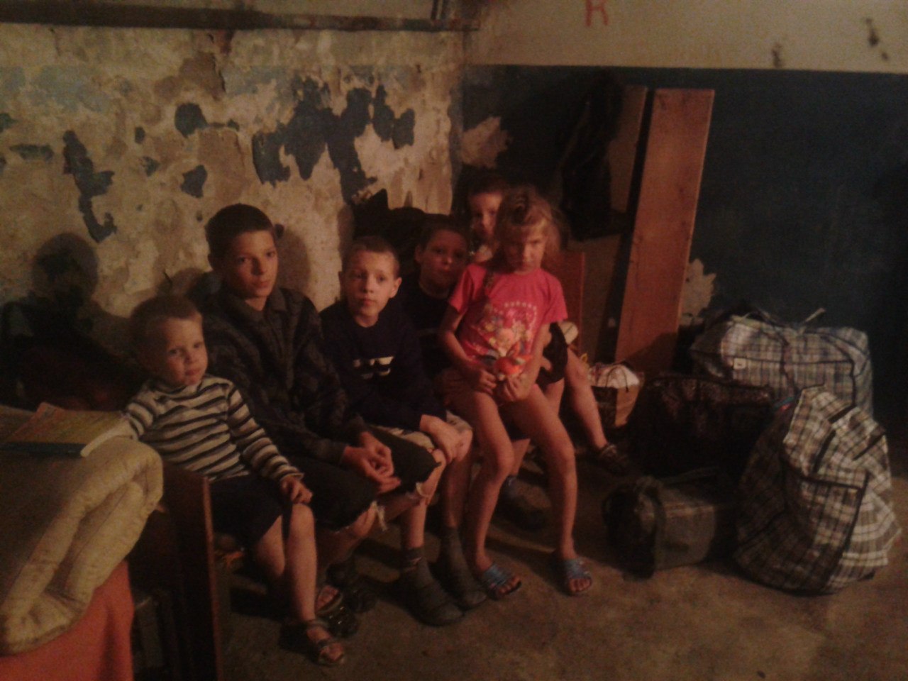 Дети донбасса в подвале. Донбасс Горловка дети в подвале. Украина 2014 дети Донбасс в подвалах. Донбасс военные дети подвал.