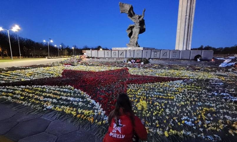 Латвийская молодежь выложила ночью ковер из цветов около памятника освободителям Риги - фото 1