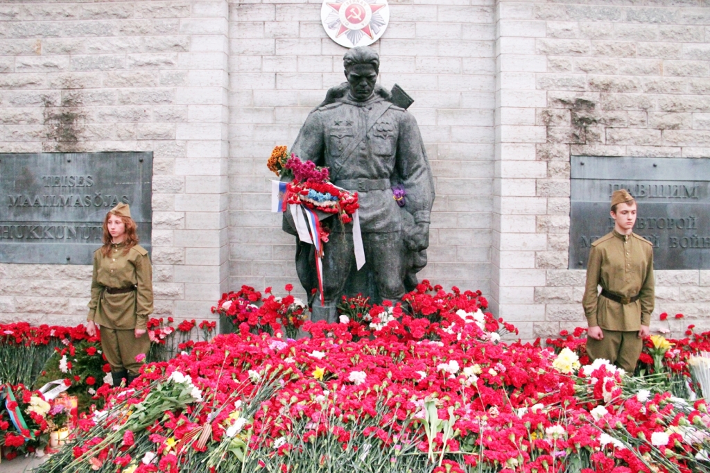 Тысячи людей возложили цветы к "Бронзовому солдату" в Таллине - фото 1
