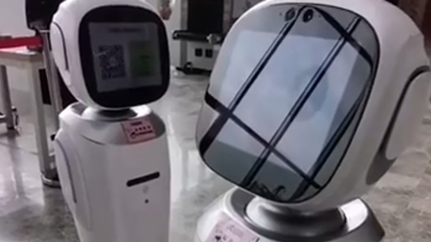 Посетители библиотеки в Китае сняли на видео ссору роботов - фото 1