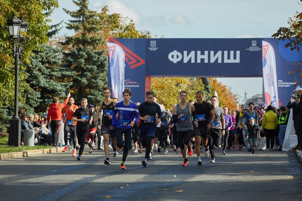 Около двух тысяч человек приняли участие в забеге в честь Дня московской промышленности - фото 3