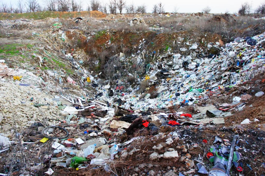 В Кировском районе медицинские отходы высыпают прямо на дорогу - фото 2