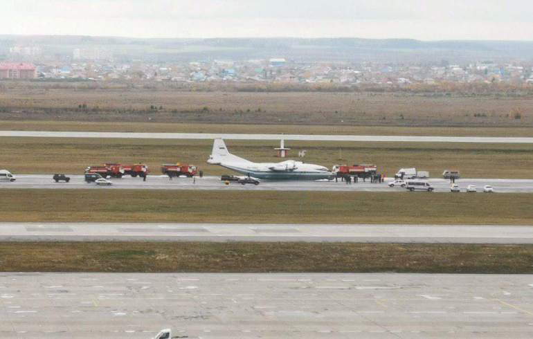 Военно-транспортный самолет Ан-12 приземлился в Кольцово на брюхо - фото 1