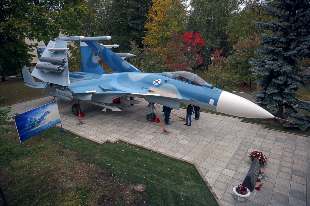 В столице установили монумент корабельному истребителю Су-33 - фото 1