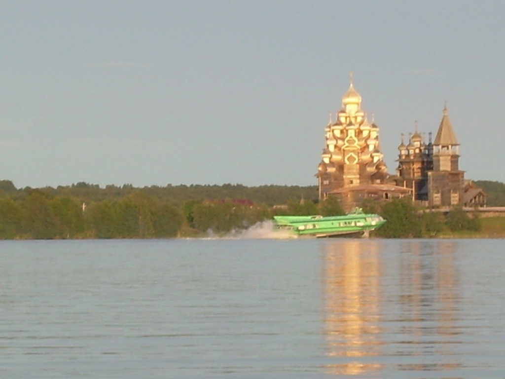 Комета на кижи из петрозаводска. Метеор Карелия Кижи. Комета Петрозаводск Кижи. Метеор на остров Кижи. Комета на остров Кижи.