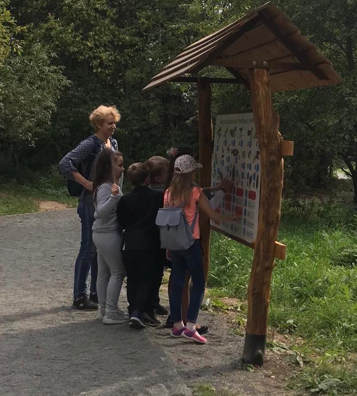 В московском лесопарке по проекту школьницы создали экотропу - фото 4