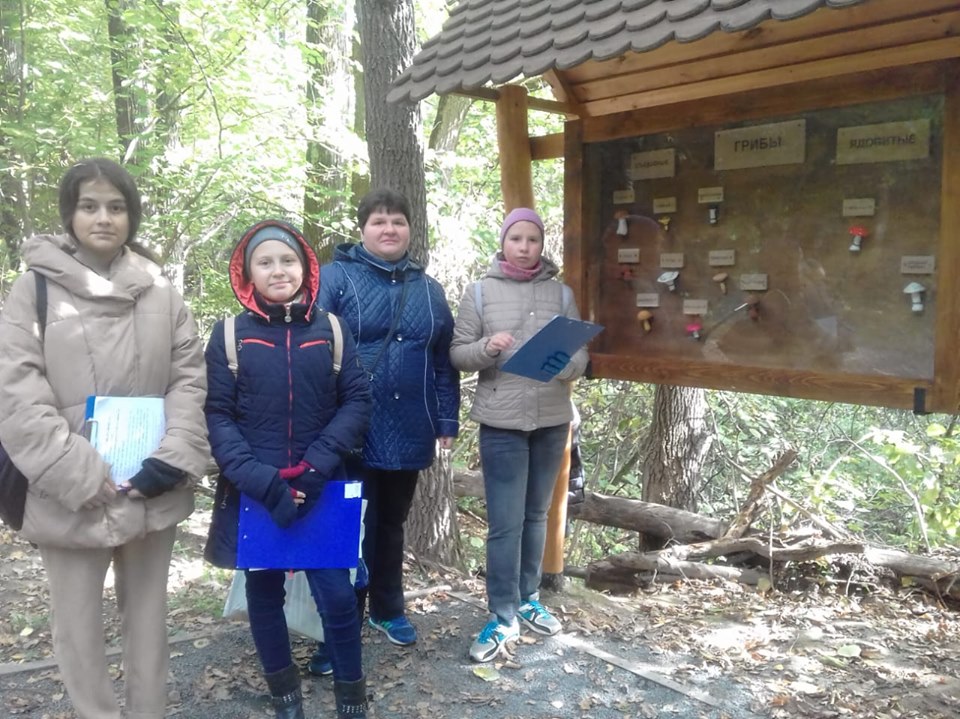 В московском лесопарке по проекту школьницы создали экотропу - фото 7
