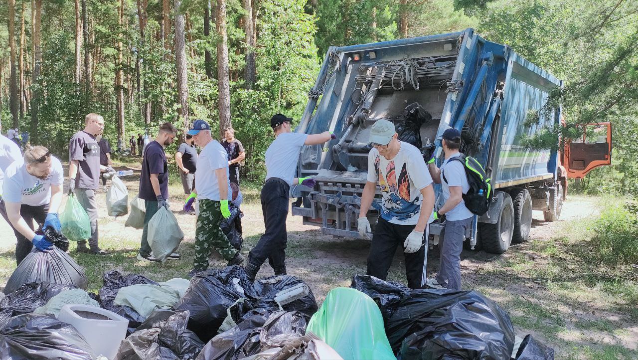 Корпоративные эковолонтеры провели масштабную уборку в Караканском бору - фото 3