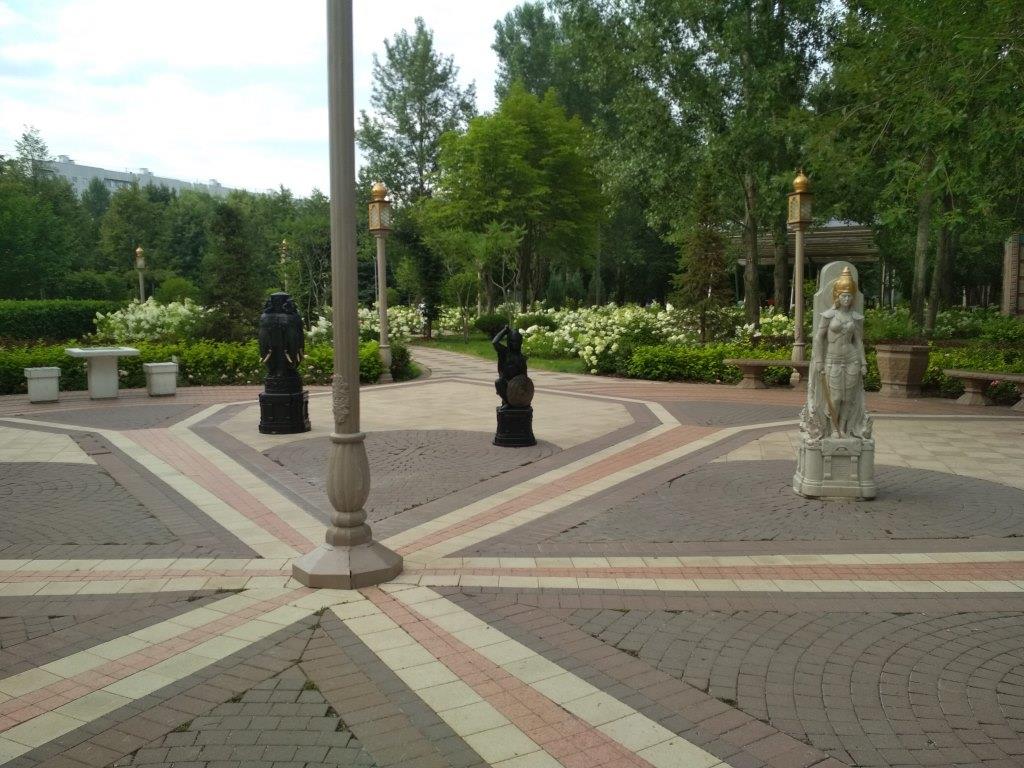 Московские скверы украшают индийские боги  - фото 9