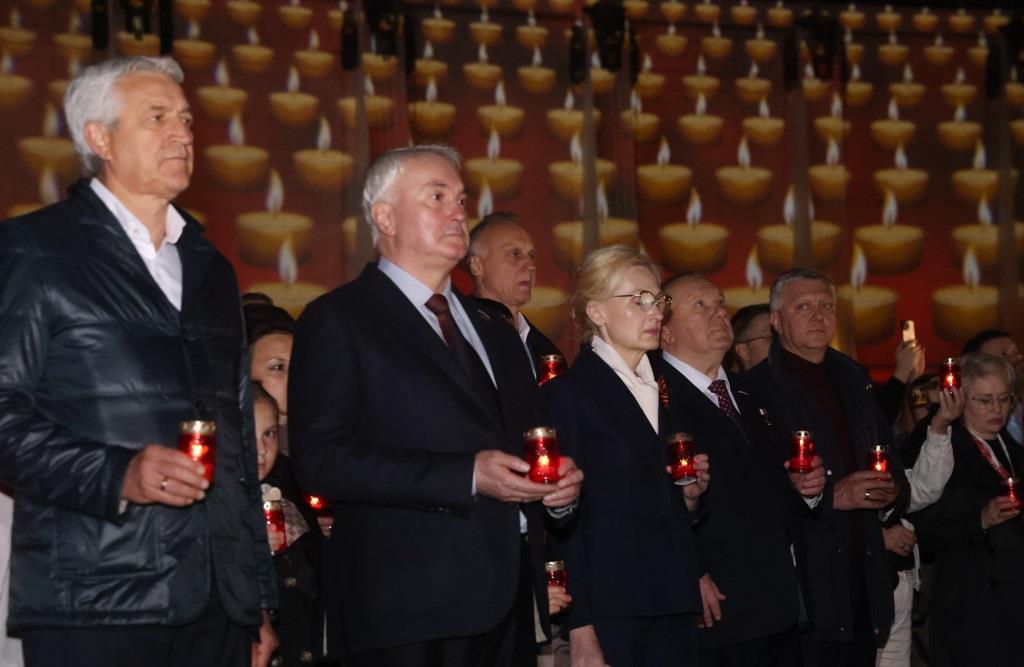 В акции «Свеча памяти» на Поклонной горе приняли участие около 5000 человек - фото 3