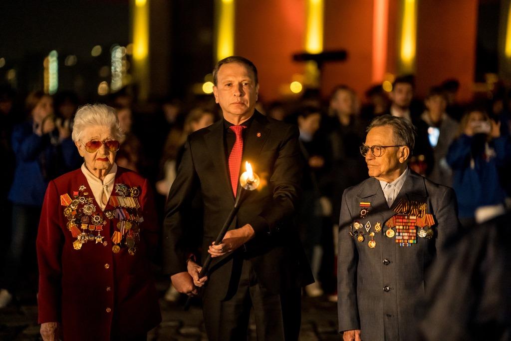 В акции «Свеча памяти» на Поклонной горе приняли участие около 5000 человек - фото 5