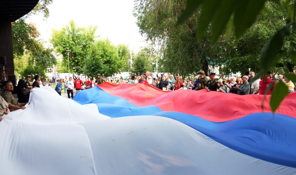 В автопробеге в честь Дня России на юго-востоке столицы приняли участие более 100 человек - фото 2