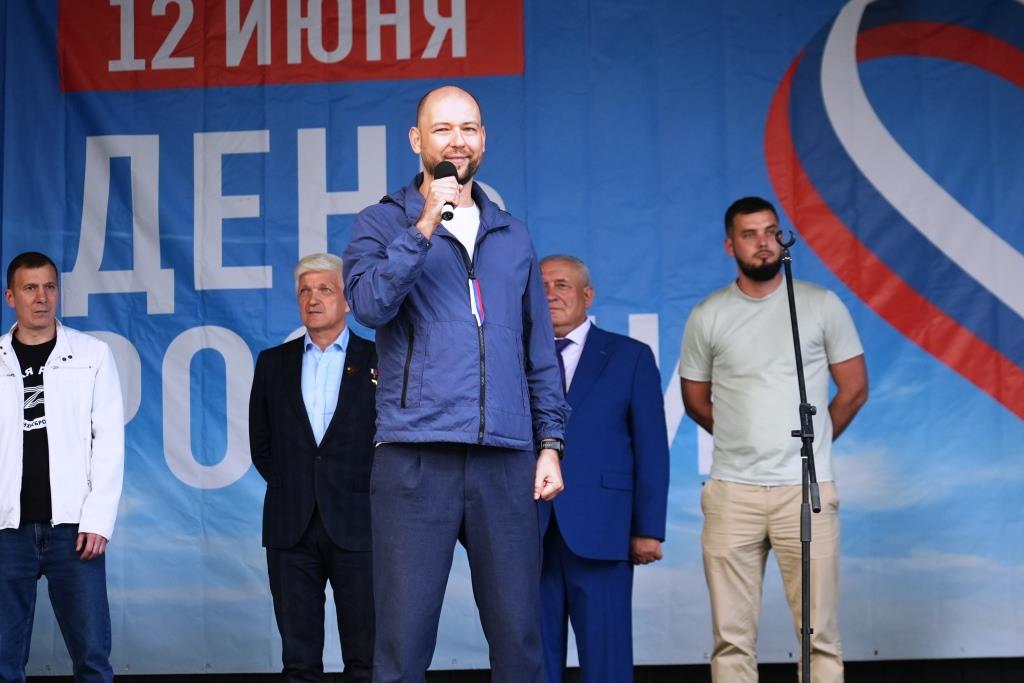 В автопробеге в честь Дня России на юго-востоке столицы приняли участие более 100 человек - фото 4