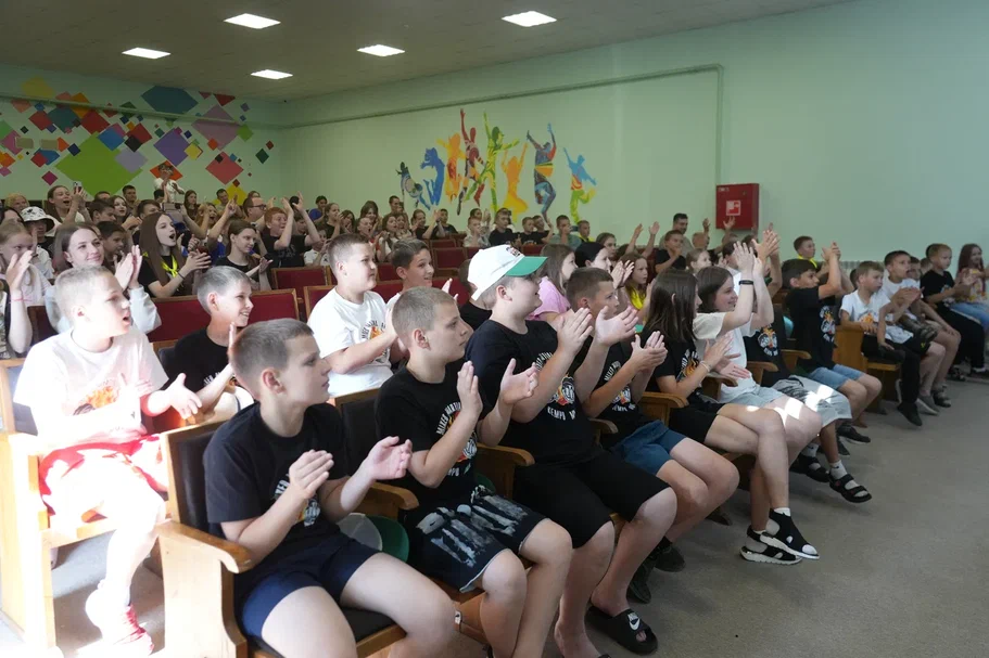 Родион Газманов выступил с концертом для детей из Курской области в подмосковном лагере «Лесная поляна» - фото 4