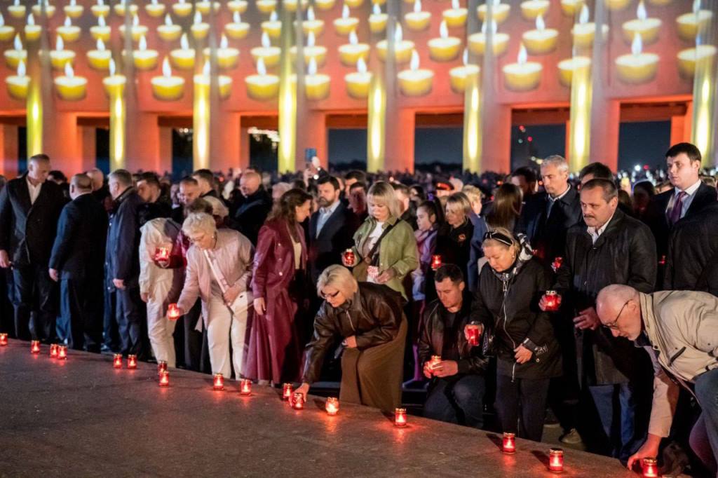 В акции «Свеча памяти» на Поклонной горе приняли участие около 5000 человек - фото 11