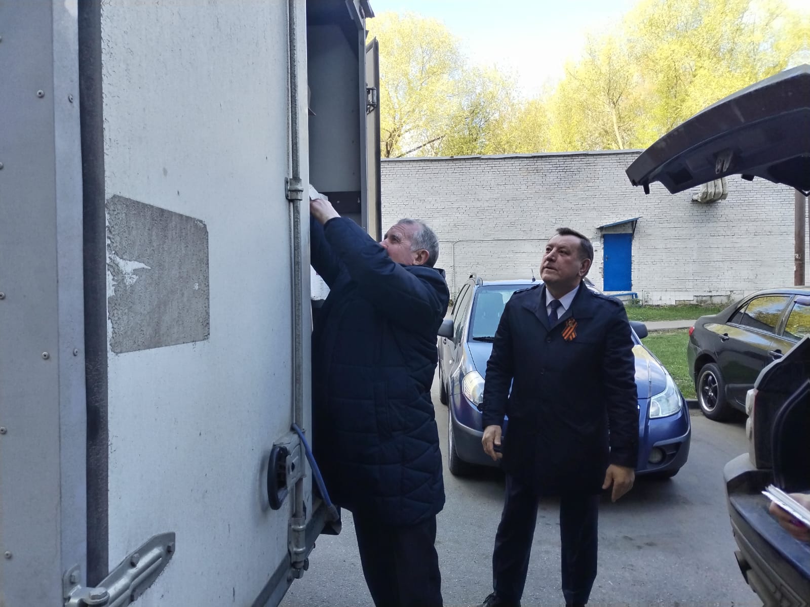 Председатель Комитета по имущественным отношениям, природопользованию и экологии В.Н.Шапкин принял участие в отправке грузов на СВО - фото 2