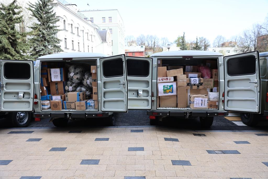 Депутаты МГД вместе с волонтерами приняли участие в отправке в зону СВО автомобилей с гуманитарным грузом - фото 2