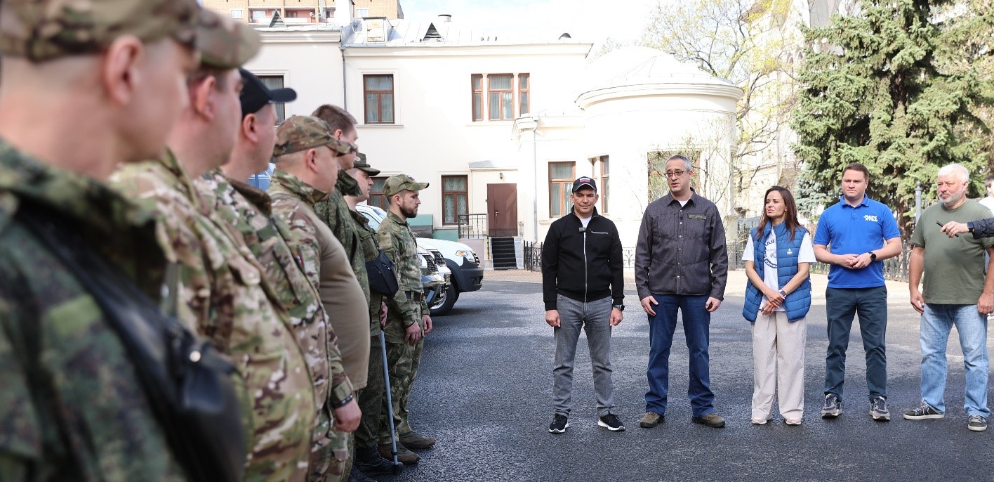 Депутаты МГД вместе с волонтерами приняли участие в отправке в зону СВО автомобилей с гуманитарным грузом - фото 3