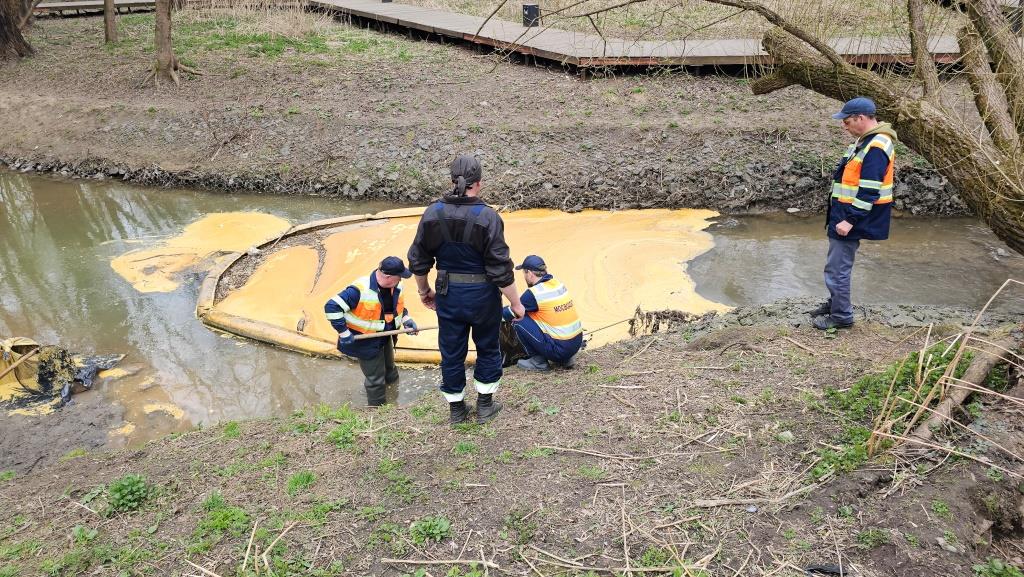 ЧП со сбросом токсичных загрязняющих веществ в реку Очаковку - фото 3
