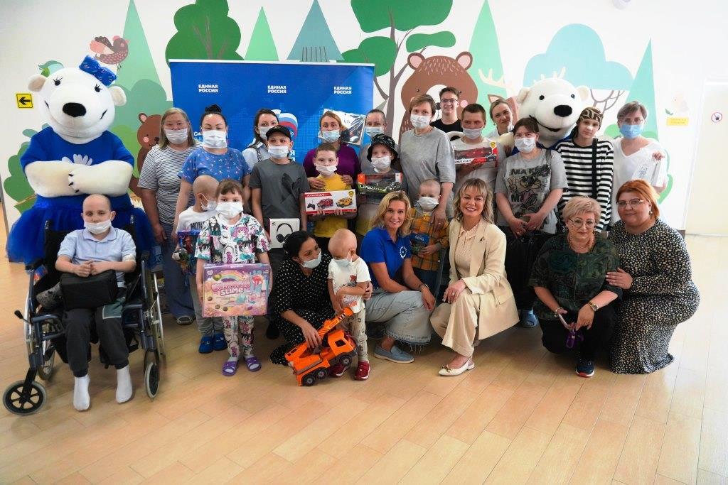 В День защиты детей единороссы Южного округа Москвы передали «Коробки храбрости» в онкоцентр им. Н.Н. Блохина - фото 8