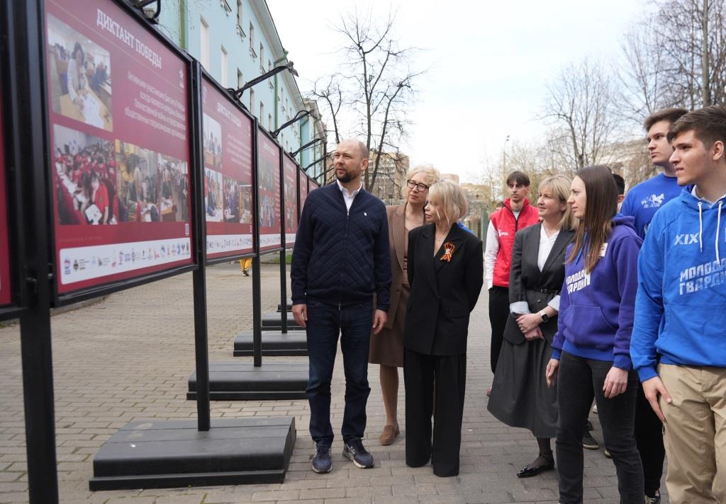 В Екатерининском парке открылась выставка о «Диктанте Победы» - фото 2